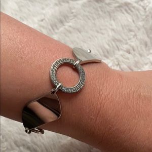 Silver color flat leaf and detailed disc bracelet